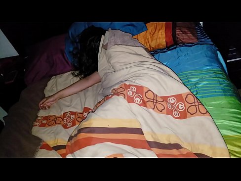 ❤️ Pinupunasan ng stepson ang kanyang batang madrasta habang natutulog ito. ❤️ super porn sa amin